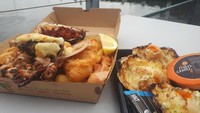 Pengunjung lalu bisa menikmati aneka hidangan di bagian luar Sydney Fish Market (Foto: Dok. Istimewa)