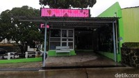 Pengguna jalan menuju ke arah Semarang yang melalui jalur lingkar selatan Boyolali itu bisa melihat bangunan yang selesai dibangun akhir tahun 2017 dengan anggaran Rp 250 juta itu.