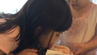 Ada ada aja, deh. Donatnya di atas meja dan Sybil menunduk buat ngejilat gula halus di atas donatnya. Foto: Istimewa