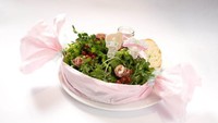 Salad yang ini disajikan dengan mangkuk berbentuk permen. Diberi sedikit ham yang dibentuk bunga, tampilannya semakin menarik. Candy salad dibandrol dengan harga 1,290 yen atau Rp 168.000. Foto: Istimewa