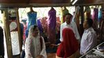 Momen Jokowi-Iriana Mampir ke Toko dan Belanja Songket Silungkang