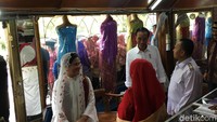 “Itu bahan baju. Songket Silungkang. Harganya Rp 350 ribu. Pak Jokowi ambil tiga, total jadi Rp 1.050.000. Motifnya ada Pucuk Rebung,” kata Zulhaidah.