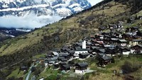 Desa kecil di Swiss ini bernama Albinen, terletak di dekat Valais, daerah selatan Swiss. Pool/Boredpanda.