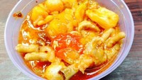 Kalau ke Bandung, coba cicip seblak basah Deut Enghar. Pilihan isiannya beragam, mulai dari kerupuk, bakso, jamur ceker hingga kikil sapi. Mau coba? Foto: Istimewa