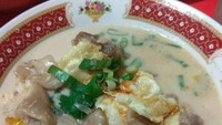 Sop kaki kambing Bang Udin di Yogyakarta ini menggiurkan sekali. Lihat saja genangan minyak samin yang meleleh, dinikmati panas oleh @tyaswulandarimia. Sluurp!Foto: Istimewa