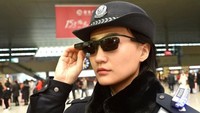 Kacamata hitam yang dilengkapi teknologi pengenalan wajah ini digunakan untuk membantu polisi Zhengzhong, China menangkap para penjahat. Kacamata canggih ini telah dipakai oleh 4 personel kepolisian yang berjaga di pintu-pintu masuk stasiun kota Zhengshou. Foto: AFP PHOTO