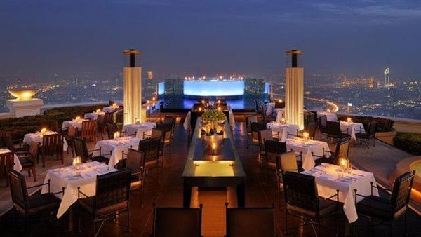 Lebua ata State Tower di Bangkok bisa jadi pilihan tempat dinner romantis di Thailand. Lantai paling atas berisi bar dan rooftop yang langsung mengarah ke Kota Bangkok. (dok Tripadvisor)