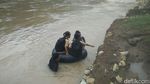 Potret Miris Anak-anak Bantul Seberangi Sungai Pakai Ban ke Sekolah