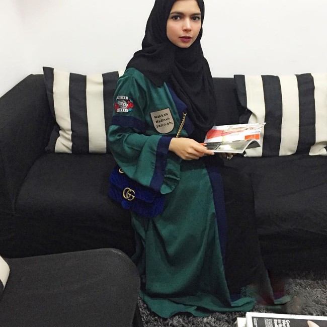 Untuk Anda yang suka tampil bold, berikan sentuhan lain seperti patches. Abaya yang dikenakan Vivi Zubedi ini jadi terkesan muda dengan tambahan patches bunga mawar di bagian bahu. Foto: Instagram