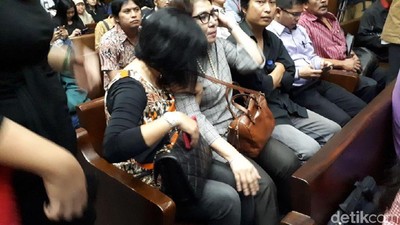Foto: Tangisan Istri Fredrich Dampingi Suami di Sidang Perdana