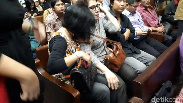 Foto: Tangisan Istri Fredrich Dampingi Suami di Sidang Perdana
