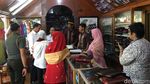 Momen Jokowi-Iriana Mampir ke Toko dan Belanja Songket Silungkang