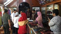 Jokowi-Iriana mampir ke toko kain songket saat dalam perjalanan menuju Kabupaten Solok, Sumatera Barat. Toko yang didatanginya yakni ‘Arena Songket Silungkang’.