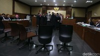Ganjar Pranowo juga menceritakan tentang pertemuannya dengan Setya Novanto di Bali. Saat itu, Ganjar masih berstatus sebagai anggota DPR.