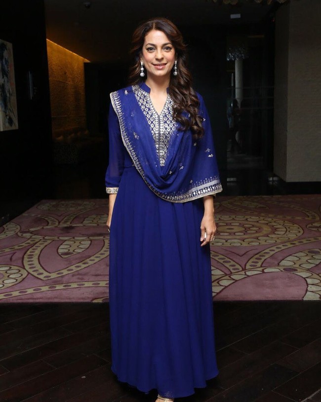 Juhi Chawla telah berusia 50 tahun. Ia pun menjaga kesehatan dan kelembaban kulitnya dengan menggunakan mouisturizer dan cleanser ringan. Selain itu, Juhi juga minum air mineral enam sampai delapan gelas perhari. Foto: Instagram