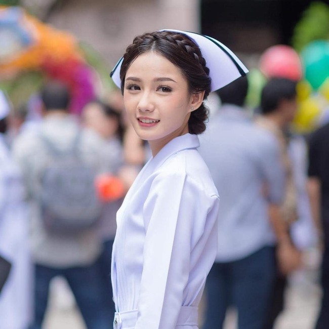 Tak hanya bekerja sebagai perawat, Namkhing juga merupakan seorang model. Foto: Instagram