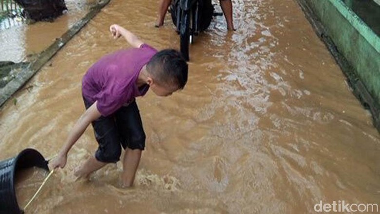 Banjir di Pati, Pelajaran Ditiadakan Diganti Bersihkan Kelas Banjir di Pati, Pelajaran Ditiadakan Diganti Bersihkan Kelas
