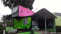 Cara menumpuk kontainer juga tidak asal, tetapi disilang. Sehingga kamar jenazah itu pun terlihat unik dan menarik.