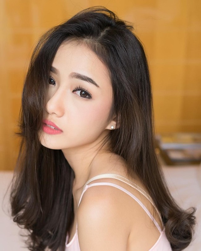 Pada postingan foto di Instagramnya itu, banyak orang tahu, Namkhing sering tampil dengan kecantikan natural ketika tak mengenakan seragam perawat. Foto: Instagram