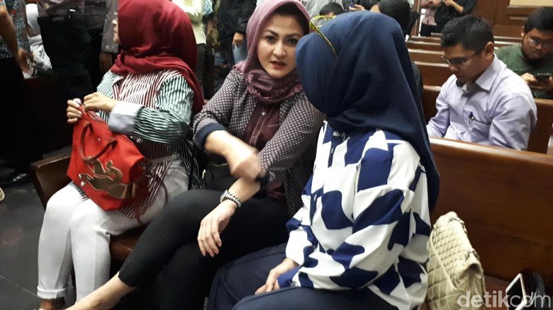Tulis Catatan di Sidang Novanto, Deisti: Nggak Ada yang Spesial Tulis Catatan di Sidang Novanto, Deisti: Nggak Ada yang Spesial