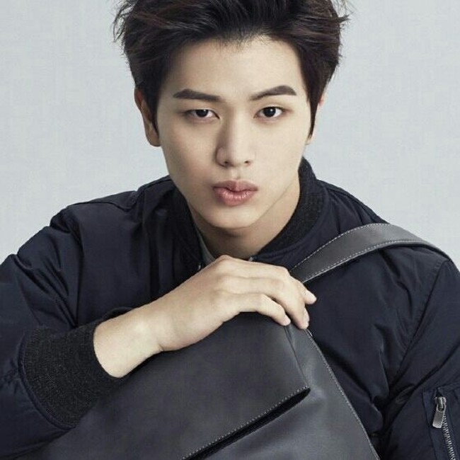 Artis Korea selanjutnya yang masuk daftar ini adalah Yook Sung Jae. Sung Jae merupakan personil boy band BtoB yang bermain di serial Goblin. Foto: Instagram