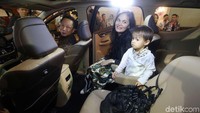 Ringgo Agus Rahman melihat-lihat interior Wuling Cortez.