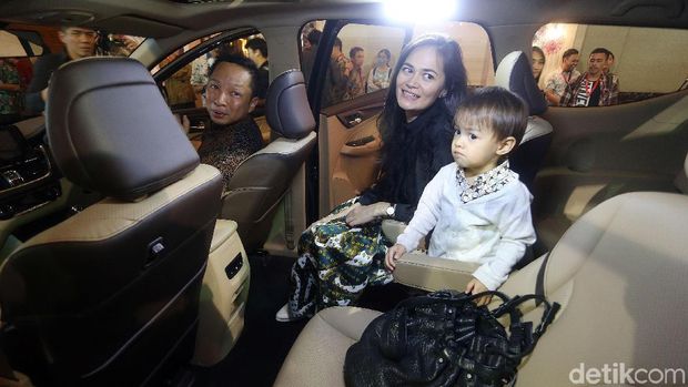 Ringgo Agus Rahman dan keluarga mengikuti peluncuran Wuling Cortez