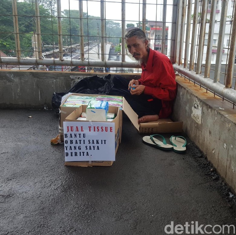 Mahasiswa Galang Donasi untuk Pak Deden Penjual Tisu yang Viral Mahasiswa Galang Donasi untuk Pak Deden Penjual Tisu yang Viral