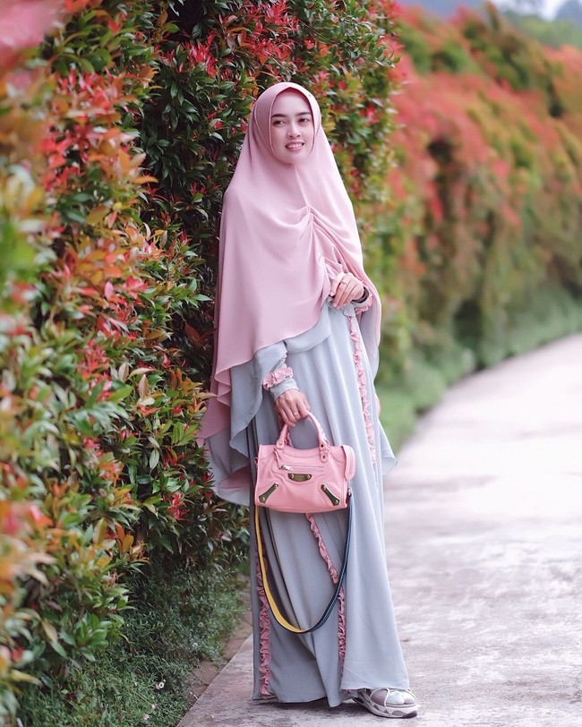 Jenis khimar instan pun sudah banyak pilihan. Pilih desain khimar yang lebih playful seperti dengan tambahan aksen layering dan ruffle agar tampak lebih dinamis dan berjiwa muda. Foto: Instagram