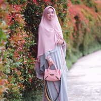 Jenis khimar instan pun sudah banyak pilihan. Pilih desain khimar yang lebih playful seperti dengan tambahan aksen layering dan ruffle agar tampak lebih dinamis dan berjiwa muda. Foto: Instagram