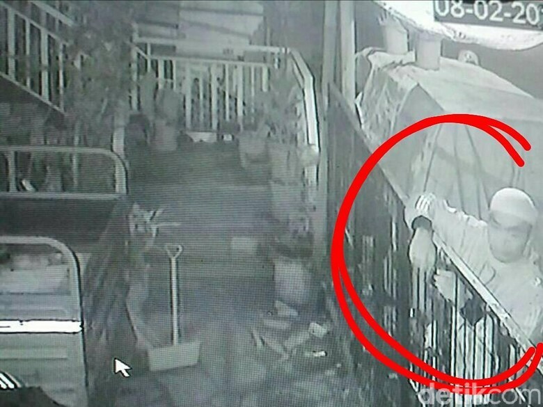 Kawanan Pencuri Gasak Motor di Bandung Terekam CCTV