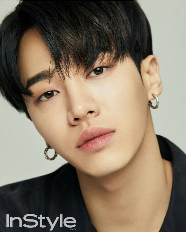 Lee Gi Kwang kembali dinobatkan sebagai pria paling tampan se-Asia menurut I-Magazine. Penyanyi Korea Selatan tersebut dianggap punya wajah unik dan eksotis. Leher panjang serta rahang tajam personel Highlight itu membuatnya terpilih di posisi pertama. Foto: Instagram