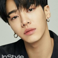 Lee Gi Kwang kembali dinobatkan sebagai pria paling tampan se-Asia menurut I-Magazine. Penyanyi Korea Selatan tersebut dianggap punya wajah unik dan eksotis. Leher panjang serta rahang tajam personel Highlight itu membuatnya terpilih di posisi pertama. Foto: Instagram
