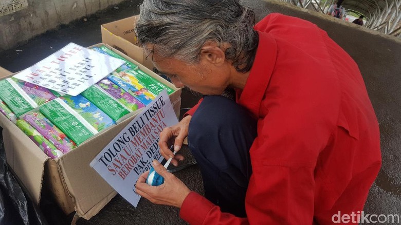 Kisah Pak Deden Penjual Tisu: Sakit, Dirampok, Ditangkap Satpol PP Kisah Pak Deden Penjual Tisu: Sakit, Dirampok, Ditangkap Satpol PP