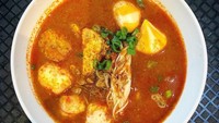Seblak yang satu ini kuahnya merah sedap. Foto ini adalah seblak level dua yang isinya tahu Jepang, enoki, bola udang dan dumpling keju. Bisa Anda cicip di Seblak Wae Atuh, Tanjung Duren Utara 4 No. 450. Foto: Istimewa