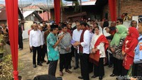 Presiden Joko Widodo mampir ke rumah tokoh pers dan sastra Indonesia, Djamaluddin Adinegoro saat menyambangi Kota Sawahlunto, Sumantera Barat. Dalam kesempatan itu, Jokowi bertemu dengan cucu Adinegoro.