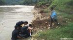 Potret Miris Anak-anak Bantul Seberangi Sungai Pakai Ban ke Sekolah