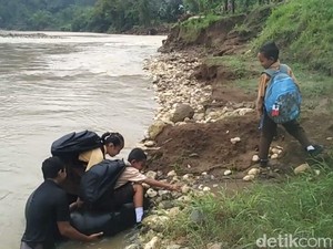 Bupati Bantul: Siswa yang Seberangi Sungai Pakai Ban Kini Naik Perahu