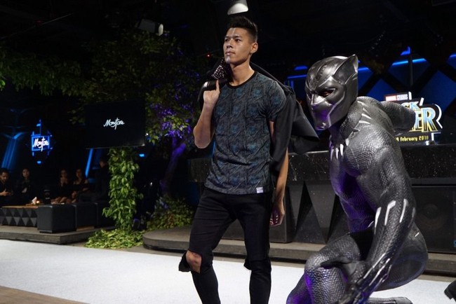 Monstore menghadirkan koleksi busana kasual dengan sentuhan punk dalam palet hitam dan metalik. (Foto: Dok. Disney Indonesia)
