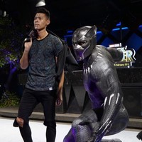 Monstore menghadirkan koleksi busana kasual dengan sentuhan punk dalam palet hitam dan metalik. (Foto: Dok. Disney Indonesia)