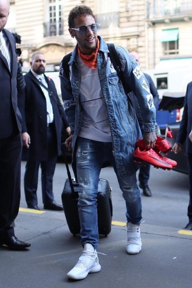 Neymar tampil casual dalam balutan jaket denim dari brand Replay, di mana dia juga menjadi model iklannya. Dia juga memakai sneakers kolaborasi Nike dengan desainer brand Off-White, Virgil Abloh. Harga sepatu tersebut saat dirilis 190 Euro atau sekitar Rp 3 jutaan. Namun di situs eBay kini sudah dijual seharga Rp 5 jutaan. Foto: Dok. Instagram, ist.