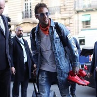 Neymar tampil casual dalam balutan jaket denim dari brand Replay, di mana dia juga menjadi model iklannya. Dia juga memakai sneakers kolaborasi Nike dengan desainer brand Off-White, Virgil Abloh. Harga sepatu tersebut saat dirilis 190 Euro atau sekitar Rp 3 jutaan. Namun di situs eBay kini sudah dijual seharga Rp 5 jutaan. Foto: Dok. Instagram, ist.