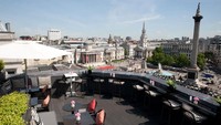 Liburan romantis di London bisa kamu rasakan di The Trafalgar Hotel. Hotel ini punya bar rooftop yang memberikan suasana Kota London. (dok Tripadvisor)