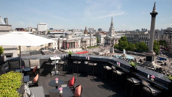 Liburan romantis di London bisa kamu rasakan di The Trafalgar Hotel. Hotel ini punya bar rooftop yang memberikan suasana Kota London. (dok Tripadvisor)