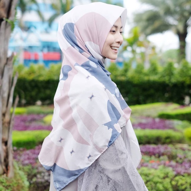Hal yang tak kalah penting dalam penampilan syari adalah pemilihan khimar. Memilih khimar dengan motif yang sedang tren saat ini bisa jadi pilihan menarik. Tampilan Nadiah dengan motif yang manis ini bisa jadi inspirasi. Foto: Instagram