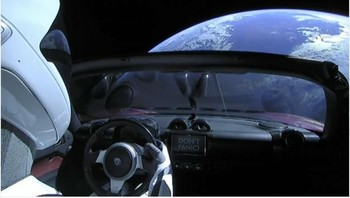 Sejak dulu orang berimajinasi soal mobil terbang yang kini telah diwujudkan Elon Musk walau tidak benar-benar terbang melainkan melayang di angkasa. Foto: istimewa
