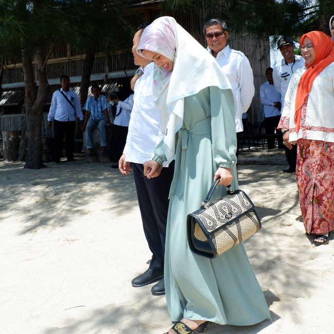 Saat mengunjungi Ujung Pandaran yang merupakan salah satu ikon wisata Kabupaten Kotawaringin Timur, Yulistra Ivo memakai dress polos berwarna hijau dipadukan dengan hijab segiempat bermotif bunga. Foto: Instagram/Yulistraivo