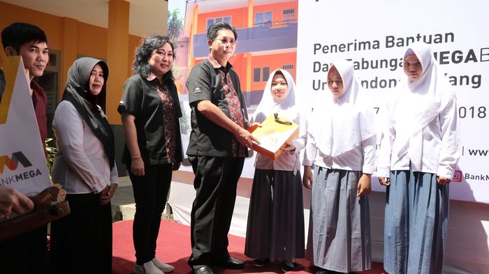 Foto: Direktur Utama Bank Mega, Kostaman Thayib Bank Mega meresmikan SMA MaArif yang telah direnovasi di Ketapang, Kalimantan Barat (Dok. Bank Mega) Foto: Direktur Utama Bank Mega, Kostaman Thayib Bank Mega meresmikan SMA MaArif yang telah direnovasi di Ketapang, Kalimantan Barat (Dok. Bank Mega)
