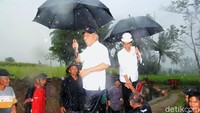 Jokowi didampingi Basuki Hadimuljono meninjau program Padat Karya Tunai di Limo Kaum, Tanah Datar, Sumatera Barat.