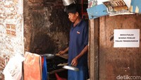 Walaupun begitu sejumlah warga masih beraktivitas seperti biasa.